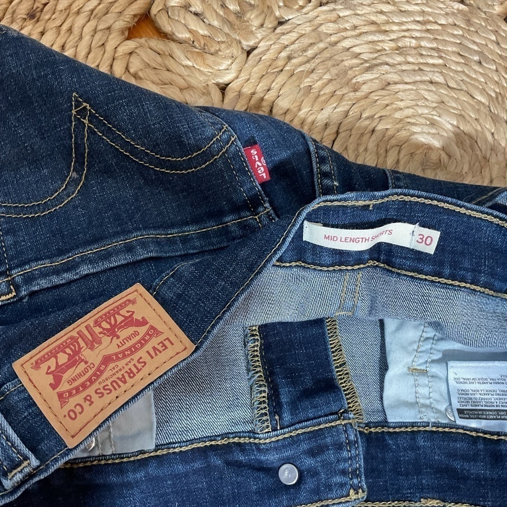 Pair of Levi Mid Length Denim Cuffed Shorts Waist 30 - Picture 10 of 12